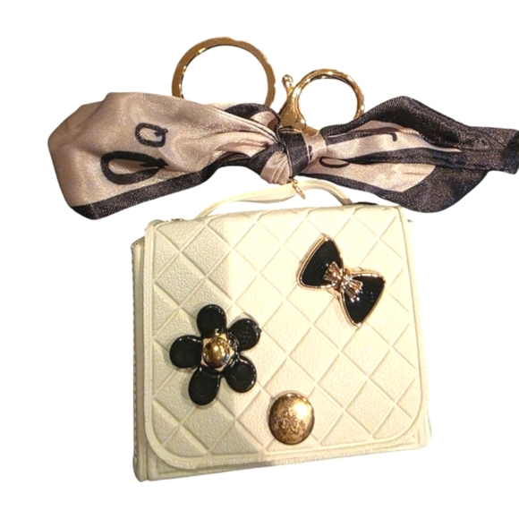 No brand Accessories - Chic Cream Quilted Handbag with Black Accents